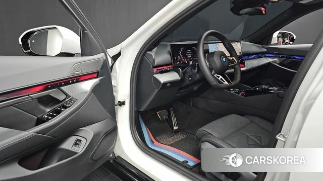BMW 5 Series (G60) 2025 Белый из Кореи, фото 2