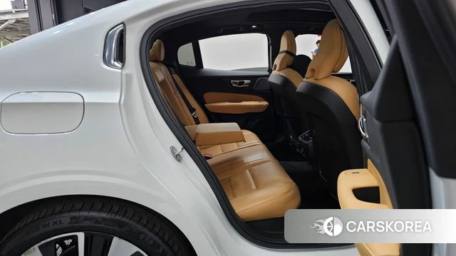 Volvo S60 3rd generation 2023 Белый из Кореи, фото 2