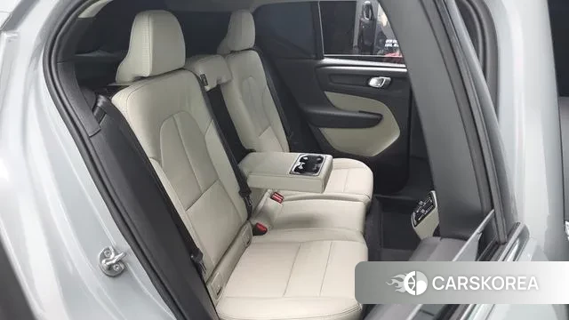 Volvo XC40 2024 Серебристо-серый из Кореи, фото 2