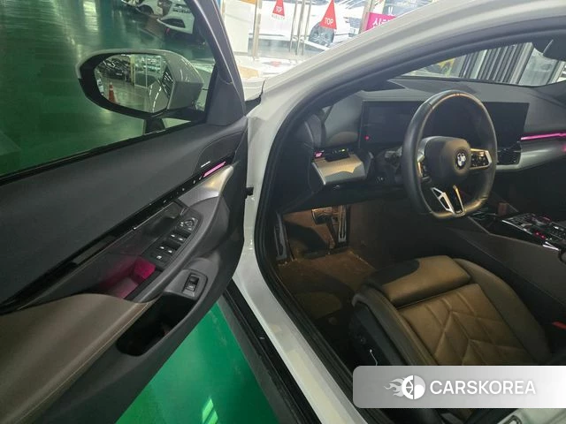BMW 5 Series (G60) 2023 Белый из Кореи, фото 2