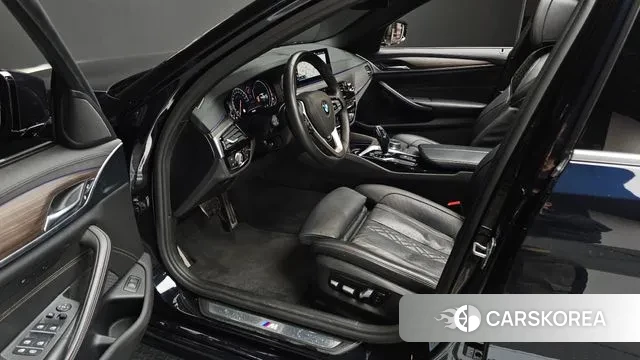 BMW 5 Series (G30) 2018 Черный из Кореи, фото 2