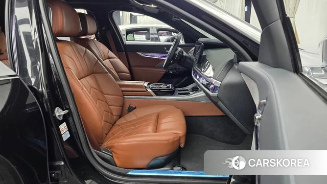 BMW 7 Series (G70) 2023 Серебряный двухцветный из Кореи, фото 2