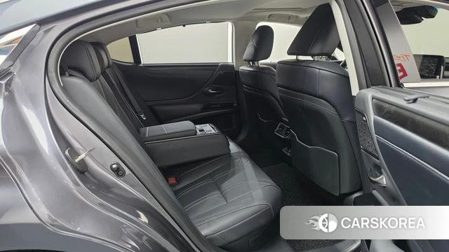Lexus ES300h 7th generation 2024 Серый из Кореи, фото 2