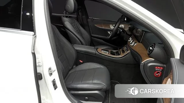 Mercedes-Benz E-Class W213 2022 Белый из Кореи, фото 2