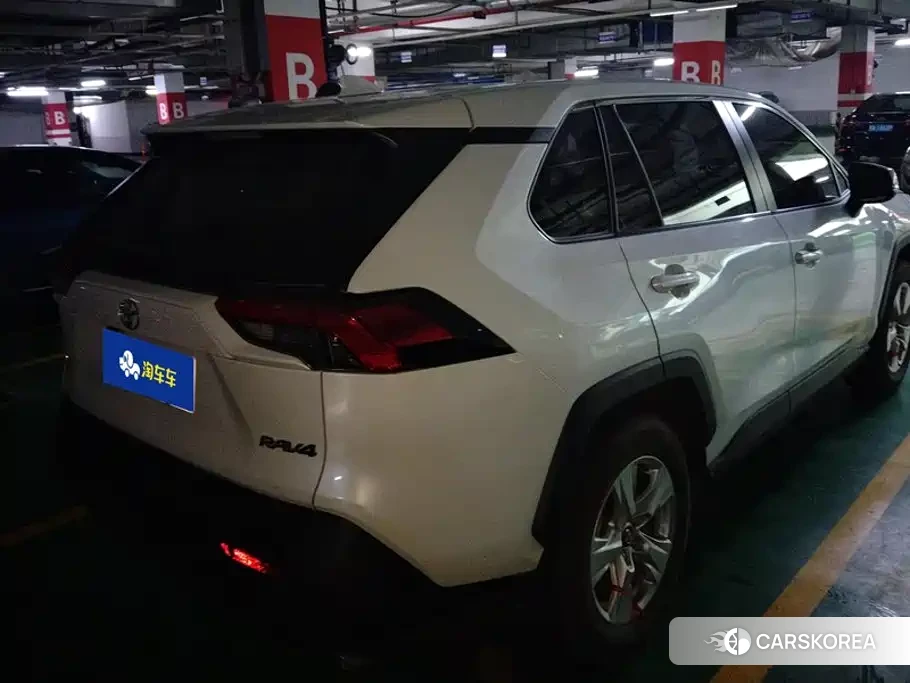 Toyota RAV4 2023 Белый из Китая, фото 2