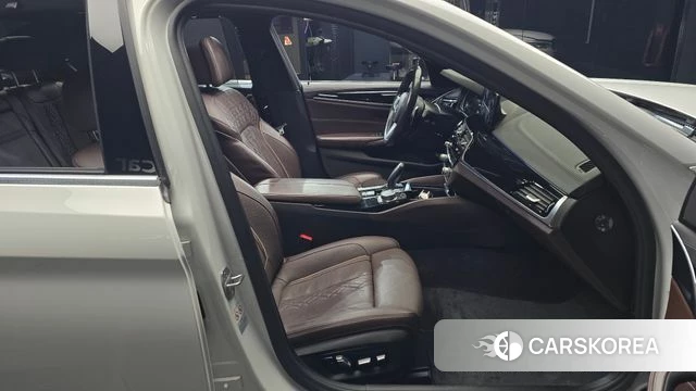 BMW 5 Series (G30) 2018 Белый из Кореи, фото 2