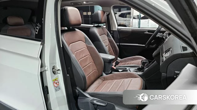 Volkswagen Tiguan Allspace 2023 Белый из Кореи, фото 2