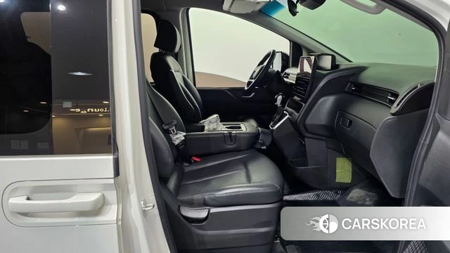Hyundai Staria 2023 Белый из Кореи, фото 2
