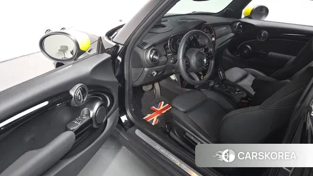 Mini Cooper Electric 2023 Черный из Кореи, фото 2