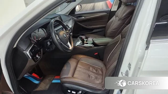 BMW 5 Series (G30) 2018 Белый из Кореи, фото 2