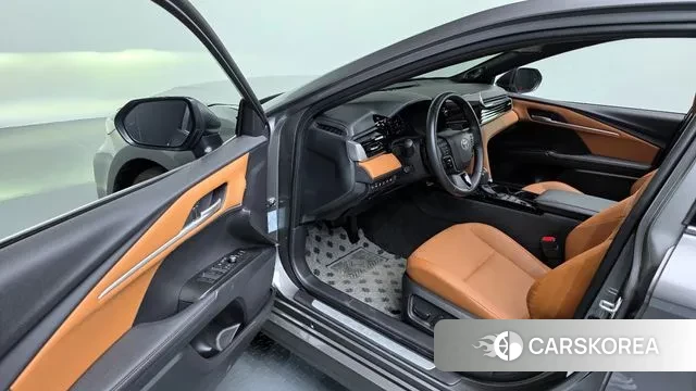 Toyota Camry (XV80) 2024 Серый из Кореи, фото 2