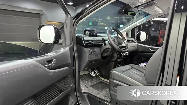 Hyundai Staria 2023 Черный из Кореи, фото 2