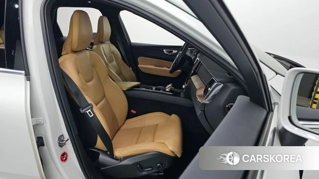 Volvo XC60 second Generation 2022 Белый из Кореи, фото 2
