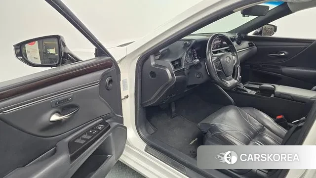 Lexus ES300h 7th generation 2018 Белый из Кореи, фото 2