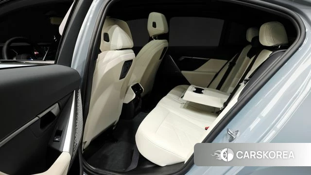 BMW 5 Series (G60) 2025 Серебристо-серый из Кореи, фото 2