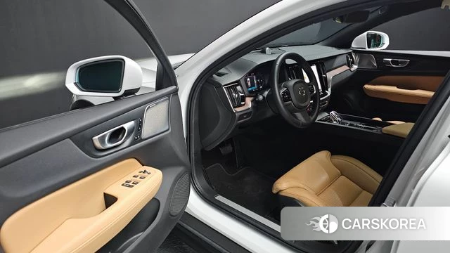 Volvo V60 Cross-Country 2nd Generation 2024 Белый из Кореи, фото 2