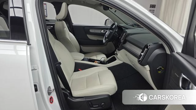 Volvo XC40 2023 Белый из Кореи, фото 2