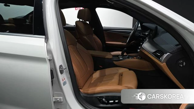 BMW 5 Series (G30) 2022 Белый из Кореи, фото 2
