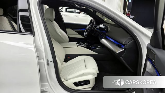BMW 5 Series (G60) 2025 Белый из Кореи, фото 2