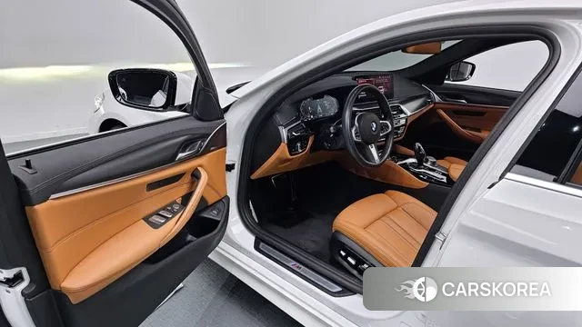 BMW 5 Series (G30) 2022 Белый из Кореи, фото 2