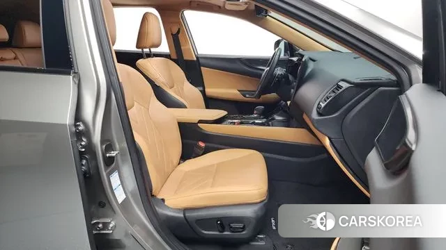 Lexus NX350h Second generation 2023 Серебристо-серый из Кореи, фото 2