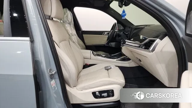 BMW X7 (G07) 2024 Светло-серебряный цвет из Кореи, фото 2
