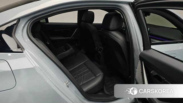 BMW 5 Series (G60) 2025 Небесно-голубой из Кореи, фото 2