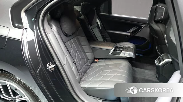BMW 7 Series (G70) 2023 Черный из Кореи, фото 2