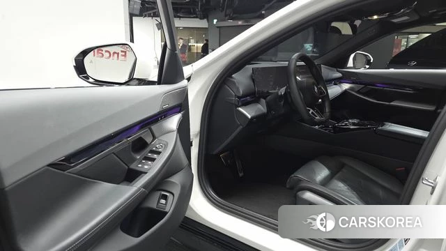 BMW 5 Series (G60) 2023 Белый из Кореи, фото 2