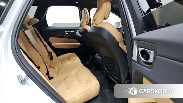 Volvo XC60 second Generation 2023 Белый из Кореи, фото 2