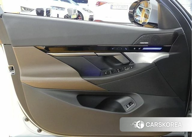 BMW 5 Series (G60) 2024 Серебристо-серый из Кореи, фото 2