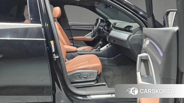 Audi Q3 (F3) 2022 Черный из Кореи, фото 2