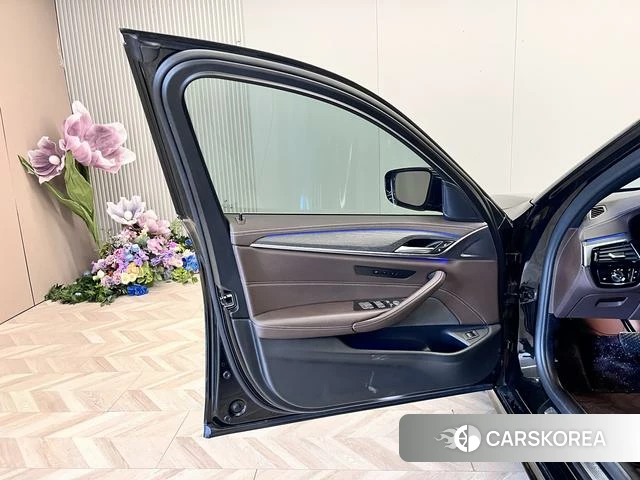 BMW 5 series 2021 Черный из Китая, фото 2