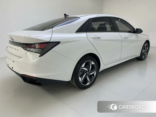 Hyundai Elantra 2023 Белый из Китая, фото 2