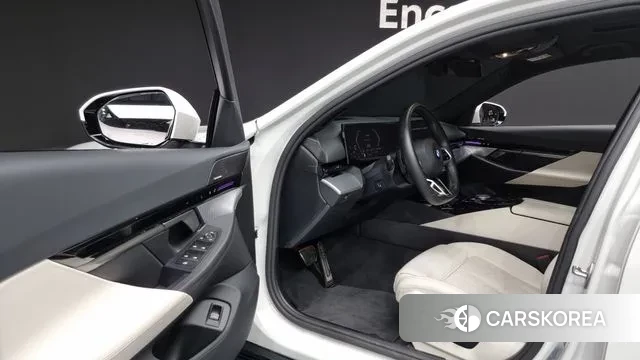 BMW 5 Series (G60) 2024 Белый из Кореи, фото 2