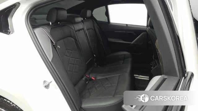 BMW 5 Series (G60) 2026 Белый из Кореи, фото 2