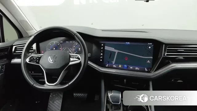 Volkswagen Touareg 3rd generation 2021 Белый из Кореи, фото 2