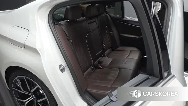 BMW 5 Series (G30) 2023 Белый из Кореи, фото 2