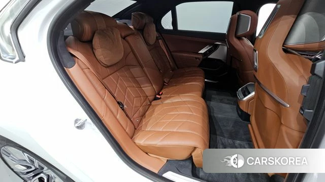 BMW 7 Series (G70) 2023 Белый из Кореи, фото 2