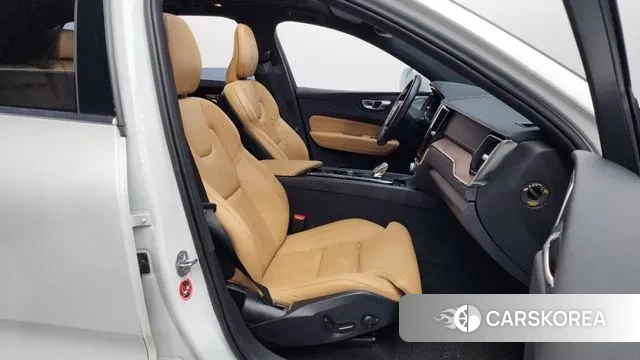 Volvo XC60 second Generation 2022 Белый из Кореи, фото 2