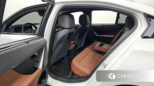 BMW 5 Series (G60) 2025 Белый из Кореи, фото 2