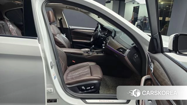 BMW 5 Series (G30) 2018 Белый из Кореи, фото 2