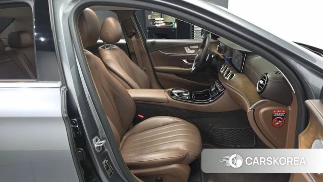 Mercedes-Benz E-Class W213 2018 Серый из Кореи, фото 2