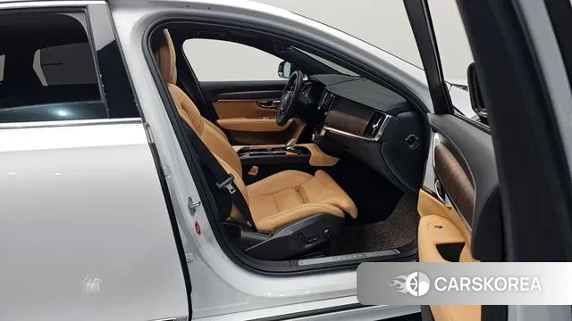 Volvo S90 2023 Белый из Кореи, фото 2