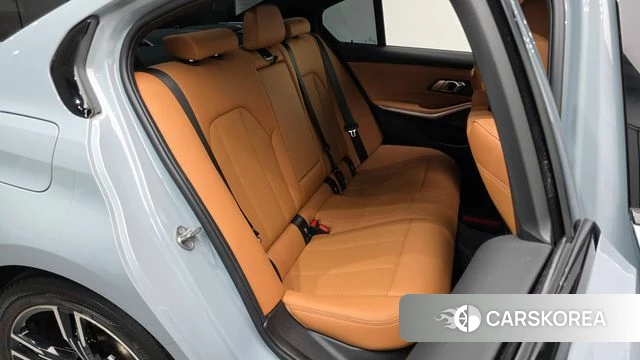 BMW 3 Series (G20) 2023 Светло-серебряный цвет из Кореи, фото 2