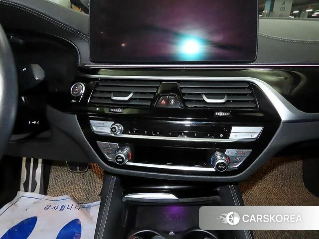 BMW 5 Series (G30) 2023 Белый из Кореи, фото 2