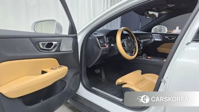 Volvo V60 Cross-Country 2nd Generation 2021 Белый из Кореи, фото 2