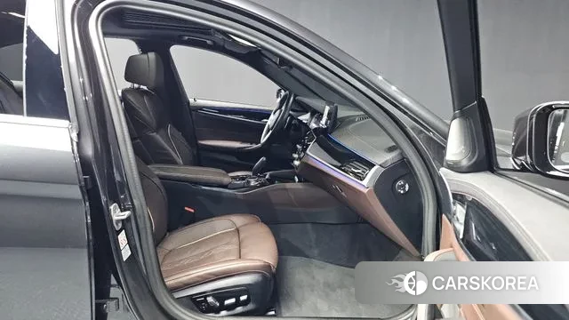 BMW 5 Series (G30) 2023 Серый из Кореи, фото 2