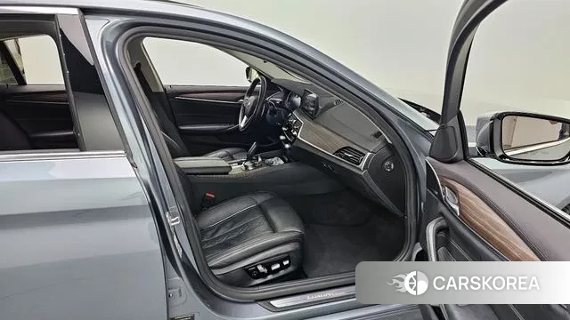 BMW 5 Series (G30) 2018 Серебристо-серый из Кореи, фото 2