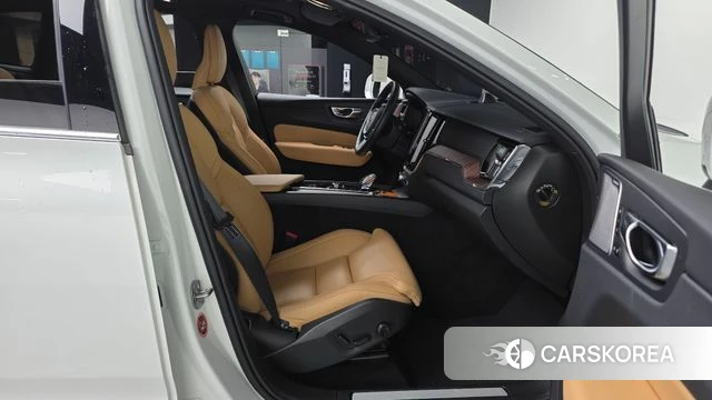 Volvo XC60 second Generation 2025 Белый из Кореи, фото 2